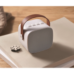 Altoparlante quadrato con manico marrone in similpelle stile vintage color bianco vista ambiente