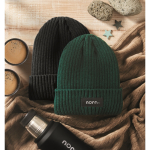 Berretto unisex a maglia in vari colori con patch personalizzabile color verde scuro vista ambiente principale