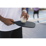 Set pickleball con 2 racchette e 1 pallina in borsa a rete color blu mare vista ambiente