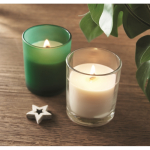Candela alla vaniglia in cera vegetale con stoppino in legno color bordò vista ambiente