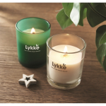 Candela alla vaniglia in cera vegetale con stoppino in legno color bordò vista ambiente principale