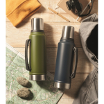 Thermos in acciaio inox riciclato con 1 bicchiere e manico laterale 1L color verde scuro vista ambiente