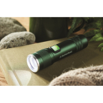 Torcia in alluminio riciclato con 3 impostazioni di luce e zoom color verde scuro vista ambiente principale