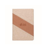 Taccuino con dettagli in sughero e cotone e caricatore wireless A5 color beige vista area di stampa
