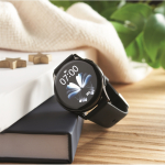 Smartwatch wireless impermeabile con cinturino in silicone color nero vista ambiente