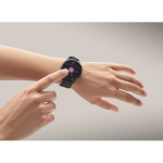 Smartwatch wireless impermeabile con cinturino in silicone color nero terza vista fotografica