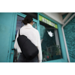 Borsa a tracolla sostenibile in rPET riciclato con cinghie regolabili color nero vista ambiente 2