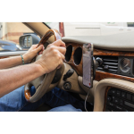 Supporto magnetico da auto per cellulare con ricarica wireless 15W color nero vista ambiente 2