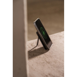 Powerbank sostenibile 5 in 1 con cavi di ricarica e supporto 5.000 mAh color nero vista ambiente