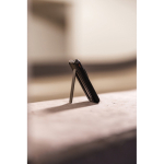 Powerbank sostenibile 5 in 1 con cavi di ricarica e supporto 5.000 mAh color nero vista ambiente 3