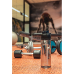 Borraccia leggera in rPET con doppio tappo anti-perdite da 800 ml color nero vista ambiente