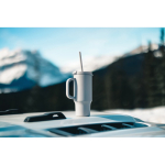 Tazza termica in acciaio inox riciclato con cannuccia e manico 480ml color grigio vista ambiente