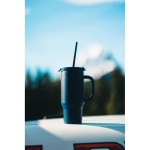 Tazza termica in acciaio inox riciclato con cannuccia e manico 480ml color blu mare vista ambiente 2