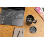 Tazza in ceramica con manico ergonomico e coperchio anti-goccia 490ml color nero vista ambiente