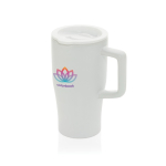 Tazza in ceramica con manico ergonomico e coperchio anti-goccia 490ml color bianco vista con logo