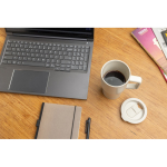 Tazza in ceramica con manico ergonomico e coperchio anti-goccia 490ml color grigio vista ambiente