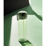 Borraccia sportiva in rPET con tappo anti-goccia e cannuccia 800 ml color verde vista ambiente