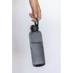 Borraccia in rPET con impugnatura e design ondulato con manico 750 ml color nero vista ambiente 2