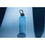 Borraccia in rPET con impugnatura e design ondulato con manico 750 ml color blu mare vista ambiente