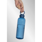 Borraccia in rPET con impugnatura e design ondulato con manico 750 ml color blu mare vista ambiente 3