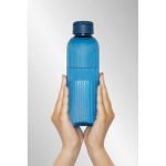 Borraccia in rPET con impugnatura e design ondulato con manico 750 ml color blu mare vista ambiente 4
