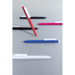 Penna in plastica riciclata con inchiostro ultra fluido blu color nero vista ambiente