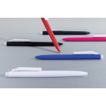 Penna in plastica riciclata con inchiostro ultra fluido blu color nero vista ambiente 2