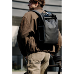 Zaino urbano impermeabile con fissaggio per bici e antifurto 16” color nero vista ambiente