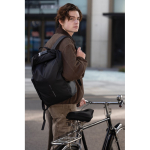 Zaino urbano impermeabile con fissaggio per bici e antifurto 16” color nero vista ambiente 2