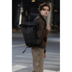 Zaino urbano impermeabile con fissaggio per bici e antifurto 16” color nero vista ambiente 3