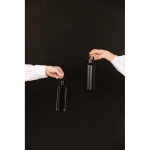 Borraccia termica in acciaio inox riciclato con manico minimal 600 ml color nero vista ambiente