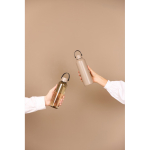 Borraccia termica in acciaio inox riciclato con manico minimal 600 ml color avorio vista ambiente