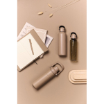 Borraccia termica in acciaio inox riciclato con manico minimal 600 ml color avorio vista ambiente 2