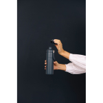 Borraccia termica acciaio riciclato con manico e doppia apertura 600ml color blu mare vista ambiente