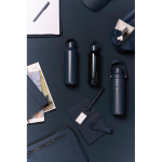 Borraccia termica acciaio riciclato con manico e doppia apertura 600ml color blu mare vista ambiente 2