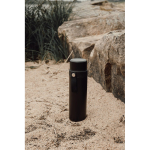 Thermos in acciaio inox riciclato con manico per il trasporto 750 ml color nero vista ambiente