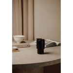 Tazza take away in acciaio riciclato con coperchio ribaltabile 350 ml color nero vista ambiente