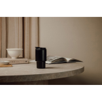 Tazza take away in acciaio riciclato con coperchio ribaltabile 350 ml color nero vista ambiente 2