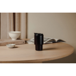 Tazza take away in acciaio riciclato con coperchio ribaltabile 350 ml color nero vista ambiente 4