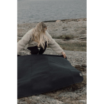 Coperta picnic poliestere riciclato rivestimento in pile impermeabile color nero vista ambiente