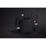 Zaino riciclato con tasca frontale e fascia posteriore per trolley 16” color nero vista ambiente 2