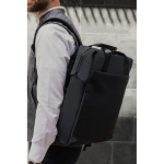 Zaino riciclato con tasca frontale e fascia posteriore per trolley 16” color nero vista ambiente 3