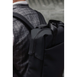 Zaino riciclato con tasca frontale e fascia posteriore per trolley 16” color nero vista ambiente 4
