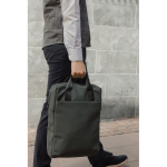 Zaino riciclato con tasca frontale e fascia posteriore per trolley 16” color verde vista ambiente 3