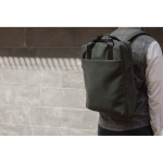Zaino riciclato con tasca frontale e fascia posteriore per trolley 16” color verde vista ambiente 4