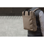 Zaino riciclato con tasca frontale e fascia posteriore per trolley 16” color avorio vista ambiente 4