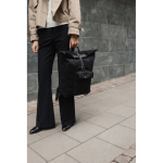 Zaino in pelle sintetica con design moderno e chiusura sicura 15” color nero vista ambiente