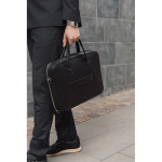 Borsa porta pc in materiale riciclato manici resistenti e tracolla 15” color nero vista ambiente 2
