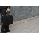 Borsa porta pc in materiale riciclato manici resistenti e tracolla 15” color nero vista ambiente 3