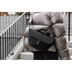 Borsa a tracolla urbana in materiale riciclato con cinghia regolabile color nero vista ambiente 2